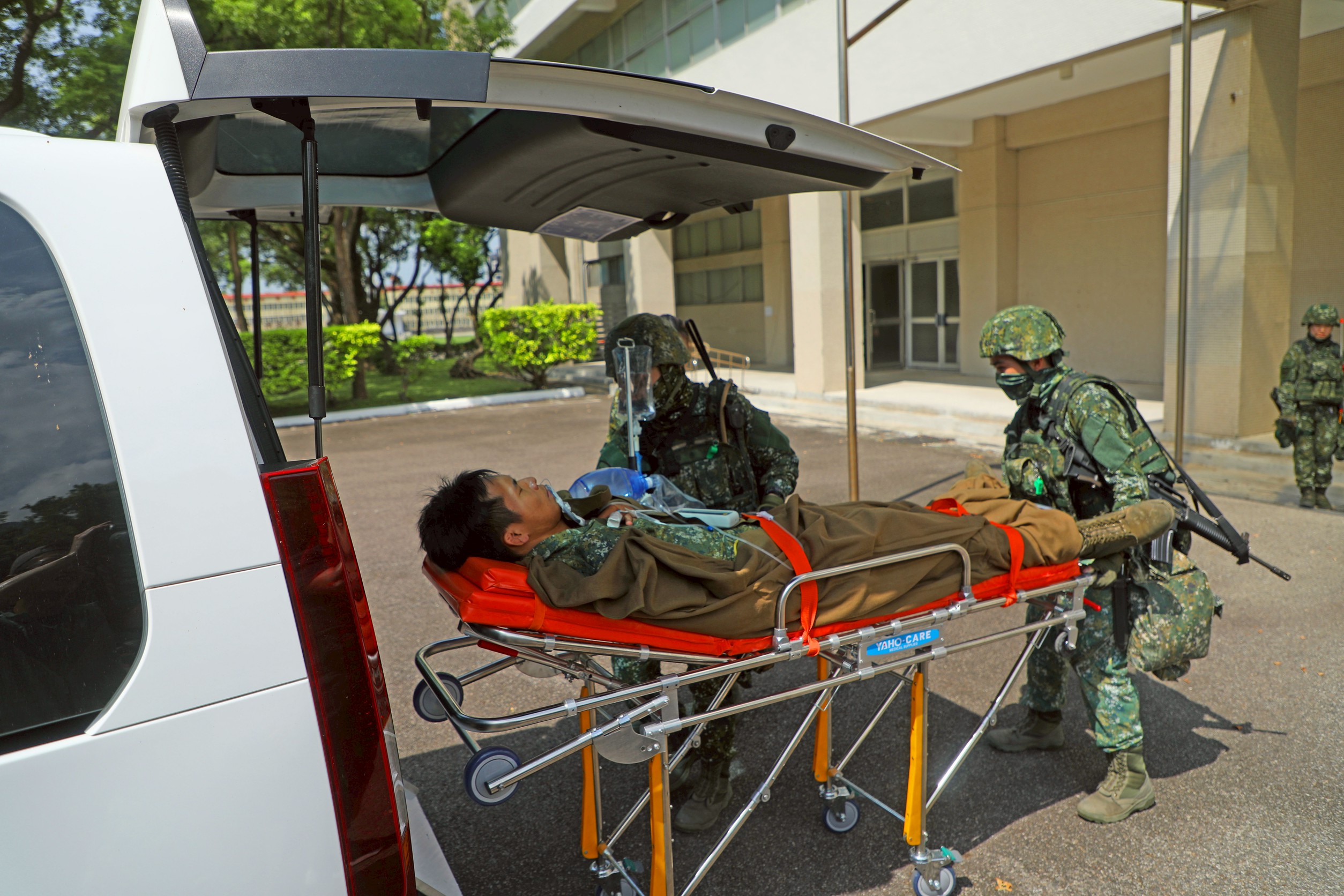 傷患經由緊急醫療處置後，由陸軍三支部衛生營後送至國軍醫院收治，持續治療。第三作戰區提供。
