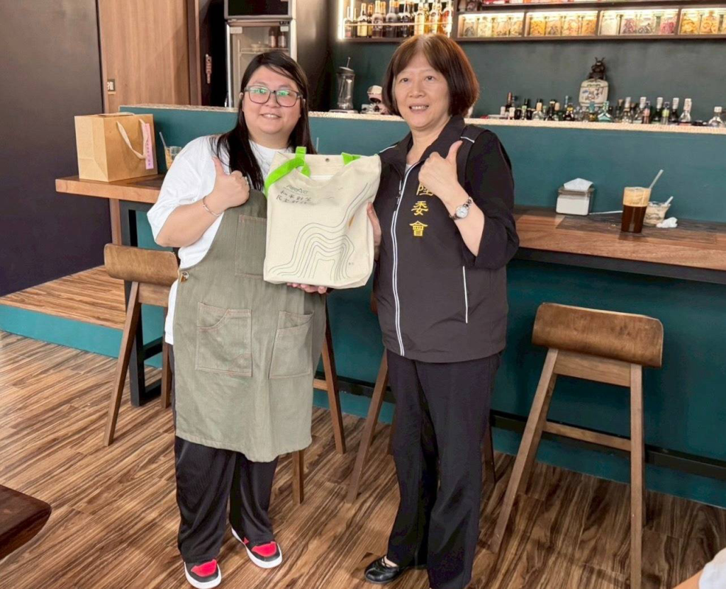 陸委會參事楚恆惠致贈禮品給馮女士(臺港經濟文化合作策進會提供)